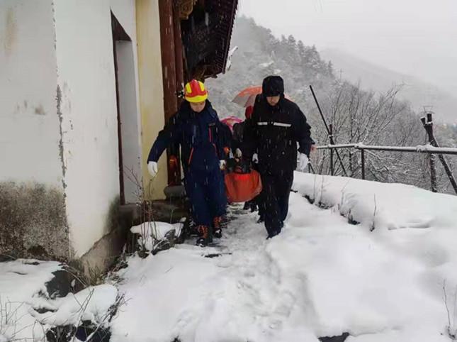 杭州数十名登山者擅闯别墅泳池洗鞋,专家解答解释定义_9DM77.18.47