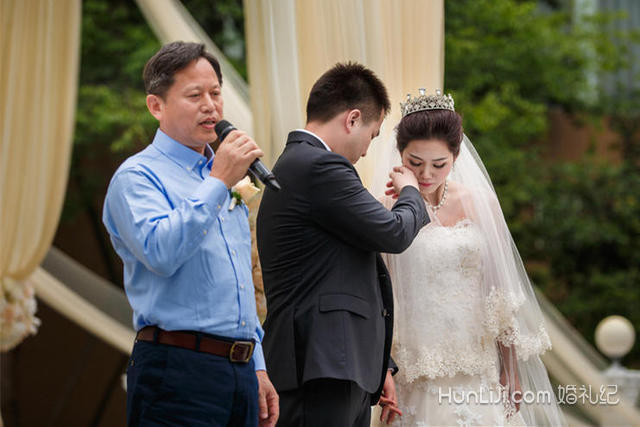 女方父亲温馨婚礼致辞，感人肺腑的祝福与期望