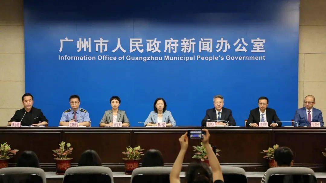 最新疫情消息下的科技革新，智能健康守护者亮相！