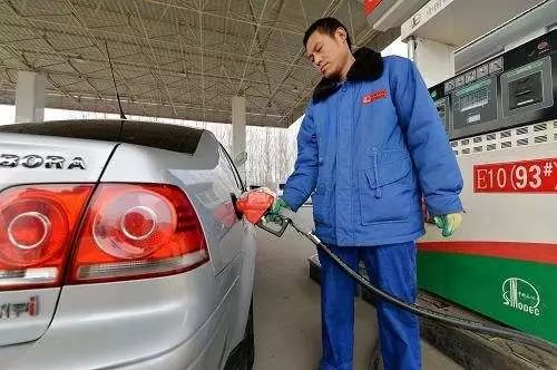 小明与小城油价风云，石油调价窗口掀起的日常趣事